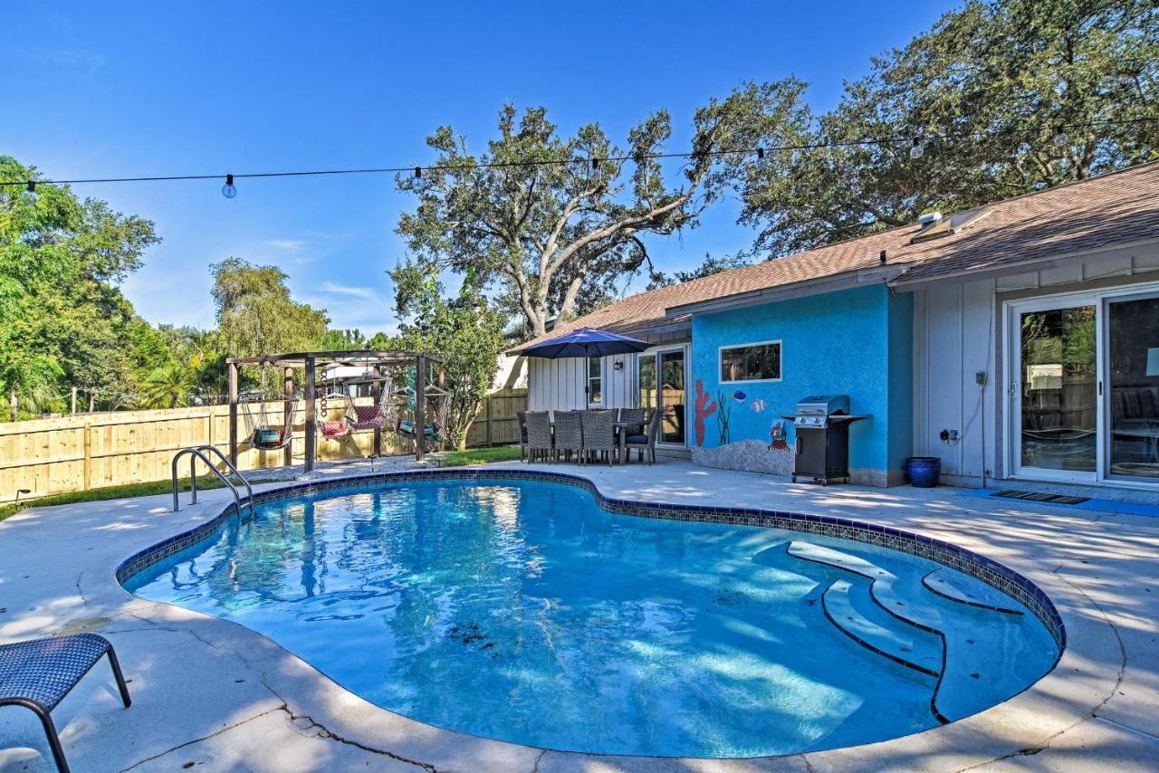 Stylish Palm Harbor Escape With Outdoor Oasis And Pool Villa Exterior photo