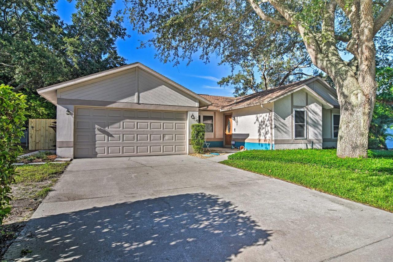 Stylish Palm Harbor Escape With Outdoor Oasis And Pool Villa Exterior photo